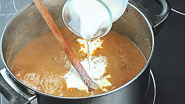 Zadělávané vepřové kostky s majoránkou a knedlíkem