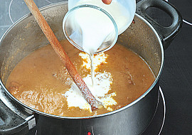 Zadělávané vepřové kostky s majoránkou a knedlíkem