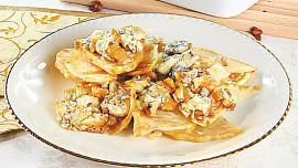 Zapečený celer s ořechy a nivou