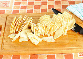 Zapečený celer s ořechy a nivou