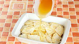 Zapečený celer s ořechy a nivou