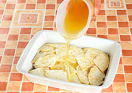 Zapečený celer s ořechy a nivou