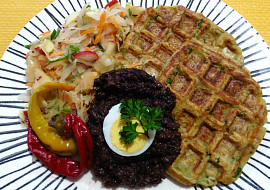 Bramborové vafle s prejtem a zelným salátem