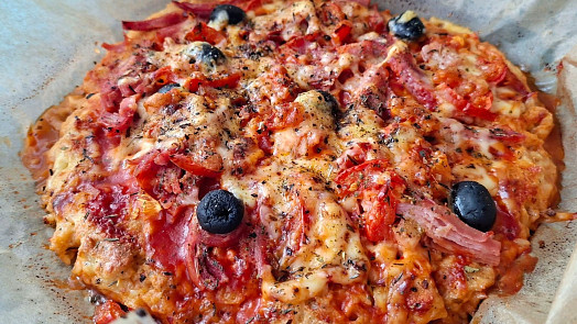 Diabetická pizza bez mouky s cottagem