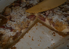 Drobenkový koláč s tvarohem a ovocem