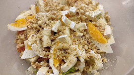 Hlávkový salát s vejci a sýrem