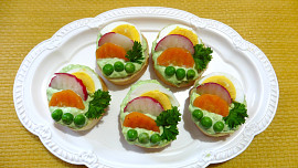 Jednohubky s hráškovou pomazánkou a vařeným vejcem