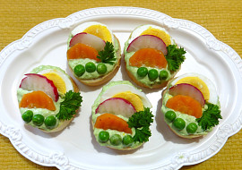 Jednohubky s hráškovou pomazánkou a vařeným vejcem