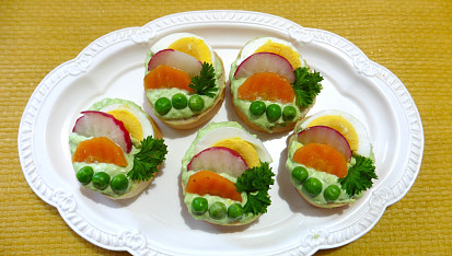 Jednohubky s hráškovou pomazánkou a vařeným vejcem