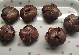 Kakaové muffiny s ostružinovou náplní a mandarinkovou polevou