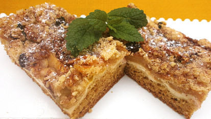 Koláč s tvarohem, jablky a drobenkou