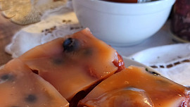 Ovocné řezy s pudinkem a jahodami