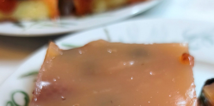 Ovocné řezy s pudinkem a jahodami