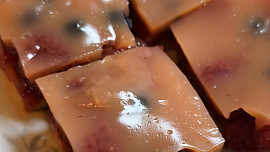 Ovocné řezy s pudinkem a jahodami