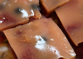 Ovocné řezy s pudinkem a jahodami