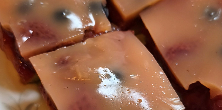 Ovocné řezy s pudinkem a jahodami