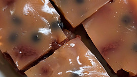 Ovocné řezy s pudinkem a jahodami