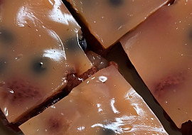 Ovocné řezy s pudinkem a jahodami