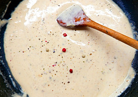 Pepřovo-hořčicová omáčka nejen k masu