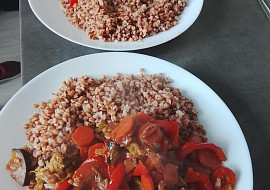 Pohanka se směsí restované zeleniny