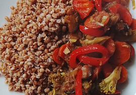 Pohanka se směsí restované zeleniny