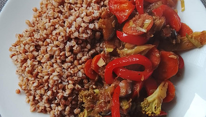 Pohanka se směsí restované zeleniny