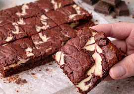 Red velvet brownies s tvarohem