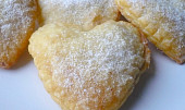 Rychlé a křehoučké taštičky (Tentokrát ve tvaru srdíček, tvořeno uzavírací formičkou, plněno marmeládou.)