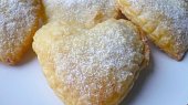 Rychlé a křehoučké taštičky (Tentokrát ve tvaru srdíček, tvořeno uzavírací formičkou, plněno marmeládou.)