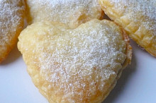 Tentokrát ve tvaru srdíček, tvořeno uzavírací formičkou, plněno marmeládou.