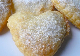 Rychlé a křehoučké taštičky (Tentokrát ve tvaru srdíček, tvořeno uzavírací formičkou, plněno marmeládou.)