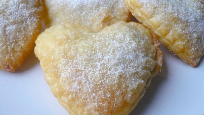 Rychlé a křehoučké taštičky, Tentokrát ve tvaru srdíček, tvořeno uzavírací formičkou, plněno marmeládou.