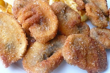 Větší žampiony překrájené na silnější plátky.