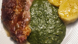 Špenát s bramborovým knedlíkem na šťávě z masa