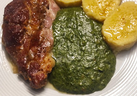 Špenát s bramborovým knedlíkem na šťávě z masa