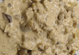 Sýrová omáčka (Moje omáčka, přidal jsem mražené lesní houby a houbové koření 😉)