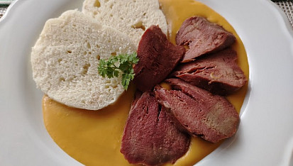 Uzený vepřový jazyk se zeleninovou omáčkou se smetanou