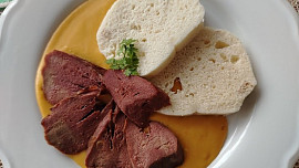 Uzený vepřový jazyk se zeleninovou omáčkou se smetanou