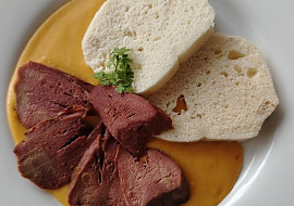 Uzený vepřový jazyk se zeleninovou omáčkou se smetanou