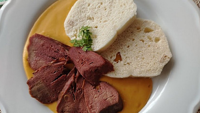 Uzený vepřový jazyk se zeleninovou omáčkou se smetanou