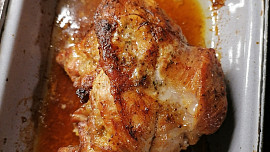 Vepřová plec pečená pomalu společně s bramborami a mrkví