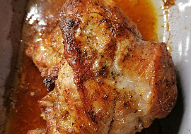 Vepřová plec pečená pomalu společně s bramborami a mrkví