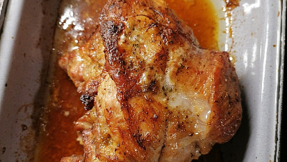 Vepřová plec pečená pomalu společně s bramborami a mrkví