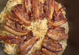 Vepřový bůček pečený v zelí