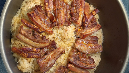 Vepřový bůček pečený v zelí