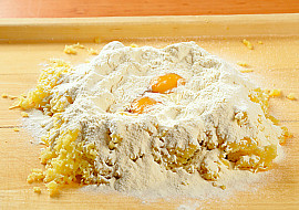 Bramborová roláda s uzeným masem