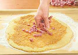 Bramborová roláda s uzeným masem