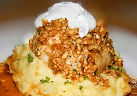 Plněný měšec z kuřecího masa s opraženými mandlemi