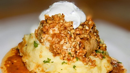 Plněný měšec z kuřecího masa s opraženými mandlemi