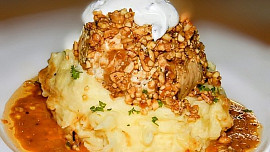 Plněný měšec z kuřecího masa s opraženými mandlemi